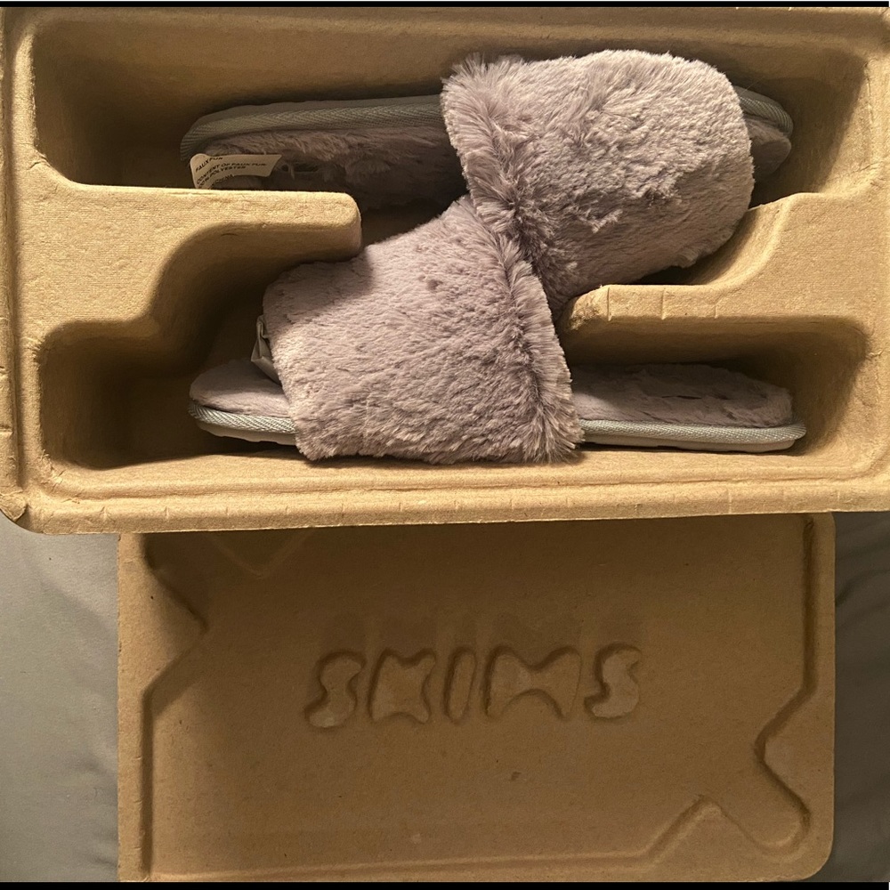 BRAND NEW Skims slippers